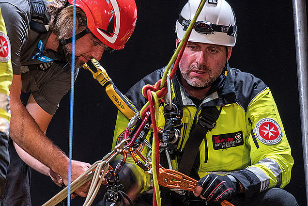 Rettungskräfte bei FISAT-Seminar: Höhenarbeiter trainieren sichere Seil- und Abseiltechniken für Notfälle und Arbeitssicherheit.