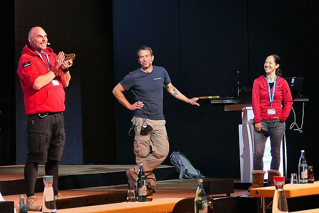 FISAT-Fachvortrag: Drei Referenten präsentieren auf der Bühne praxisnahes Wissen zu Höhenrettung und Arbeitssicherheit.